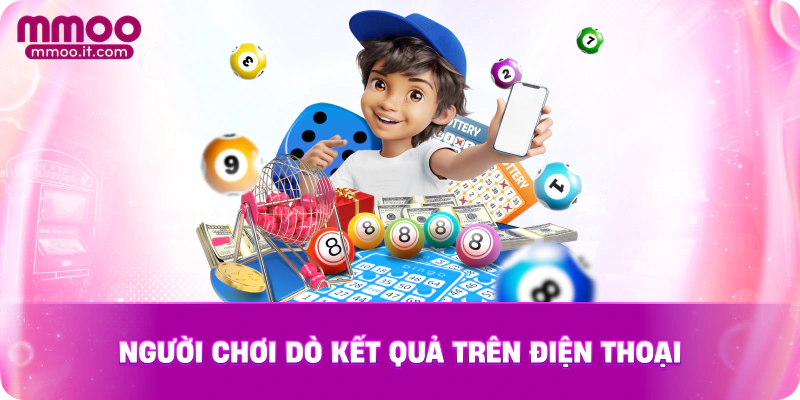 Người chơi dò kết quả trên điện thoại